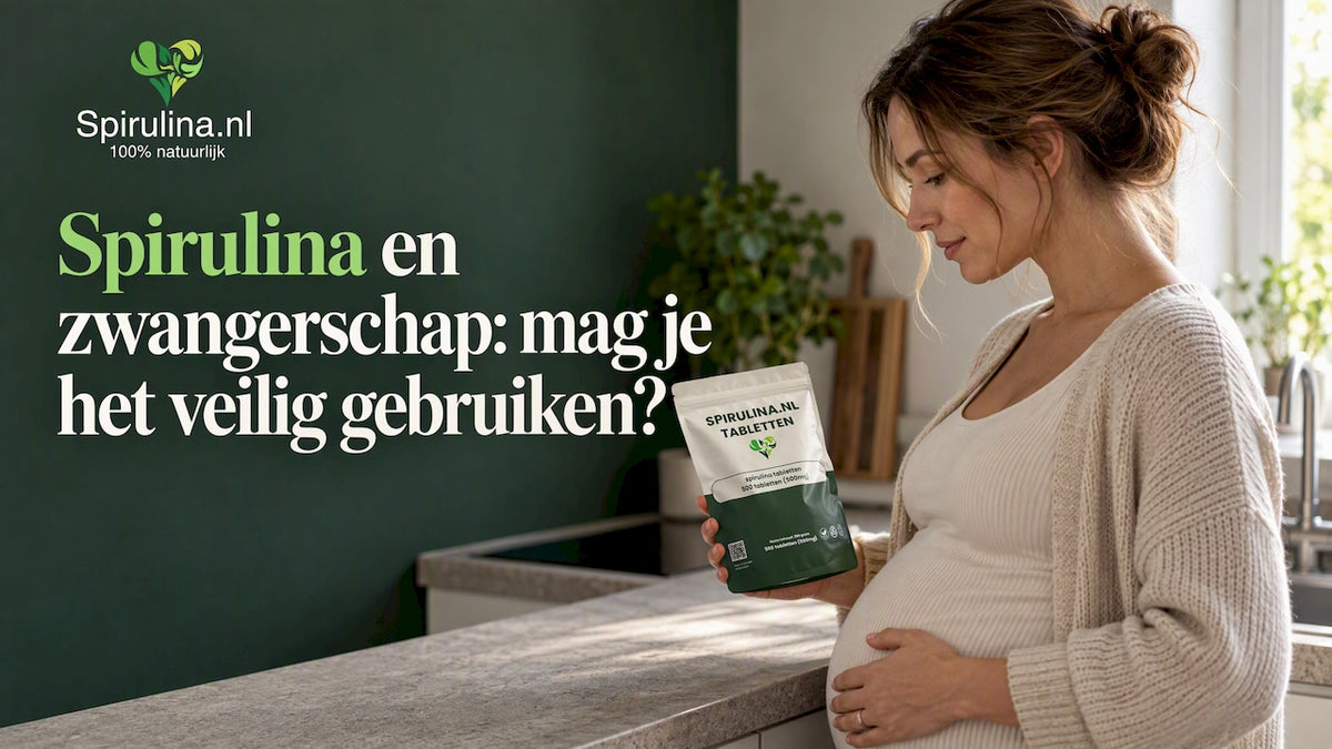 Zwangere vrouw kijkt naar spirulina op het aanrecht