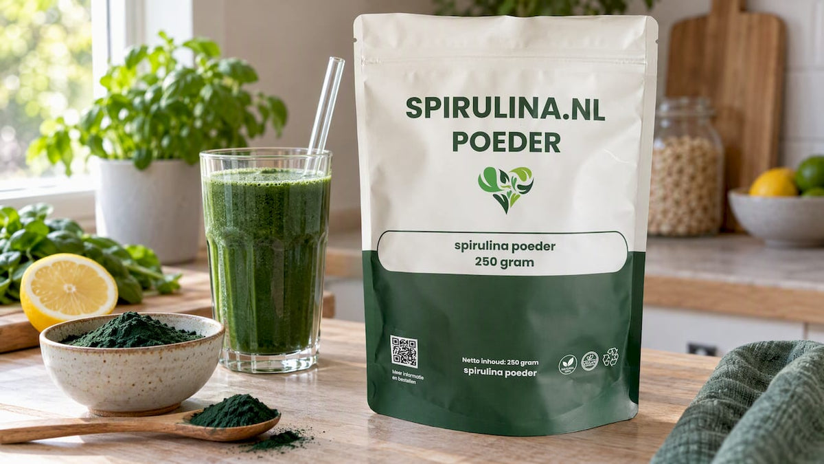 Spirulinapoeder naast een glas groene smoothie