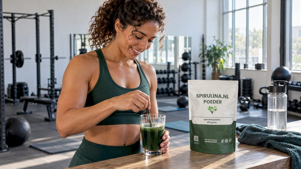 Sporter klaarmaakt spirulina voor de training