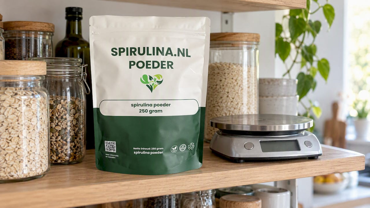 Spirulina poeder naast een keukenweegschaal