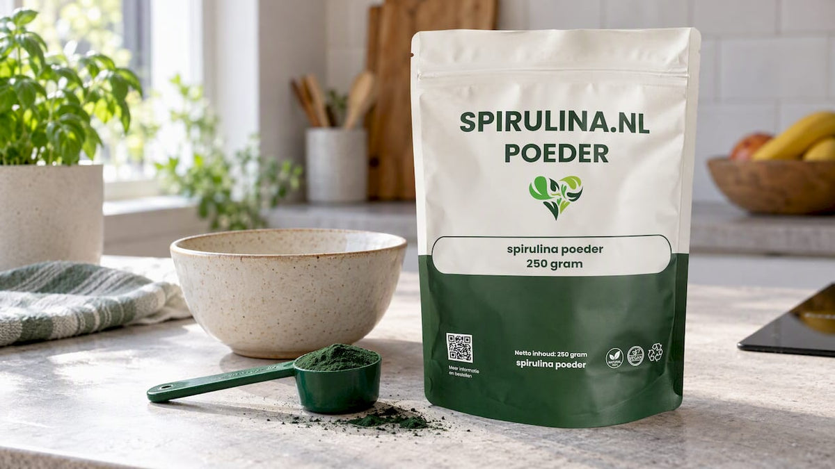 Spirulinapoeder met een afgestreken maatschepje erbij