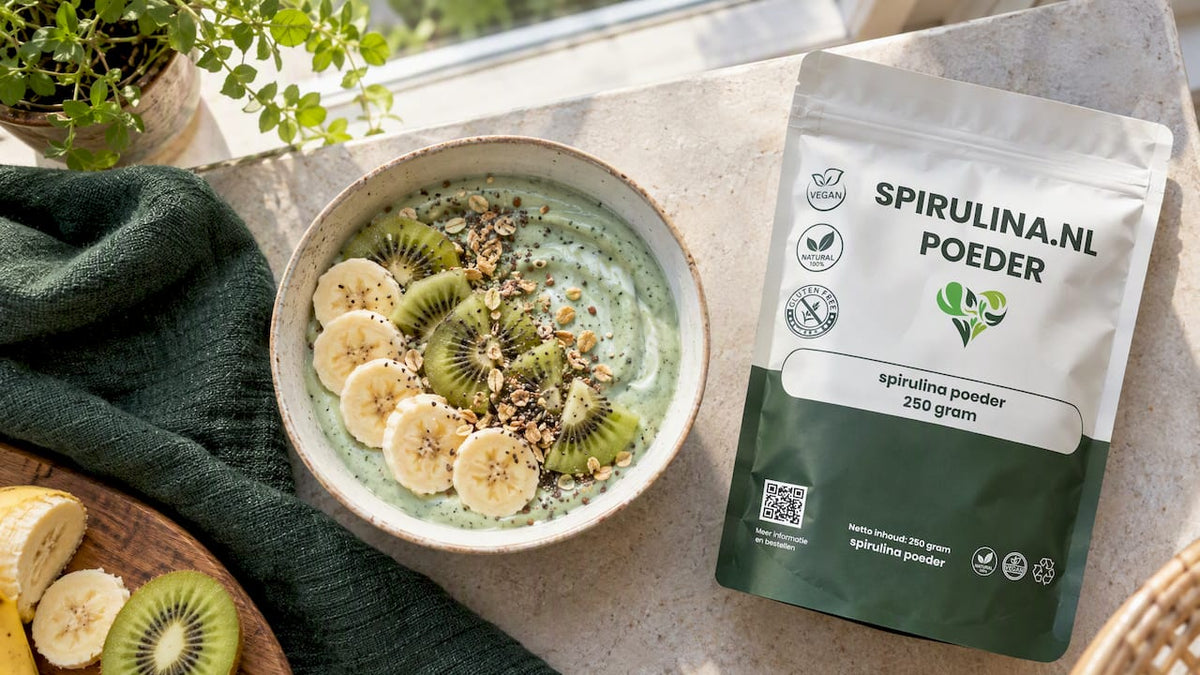 Groene yoghurt met kiwi en spirulinapoeder