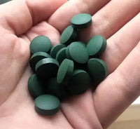 Spirulina tabletten in hand